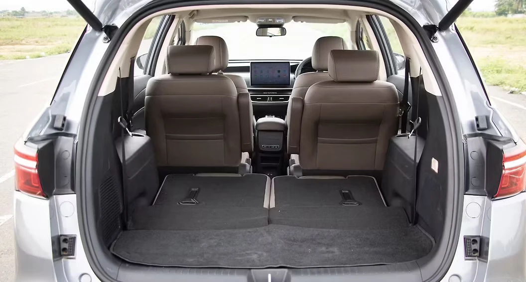 BYD eMax 7 Boot space